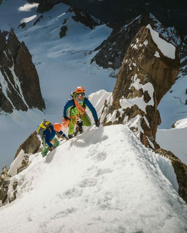 Trois personnes marchent en montagne