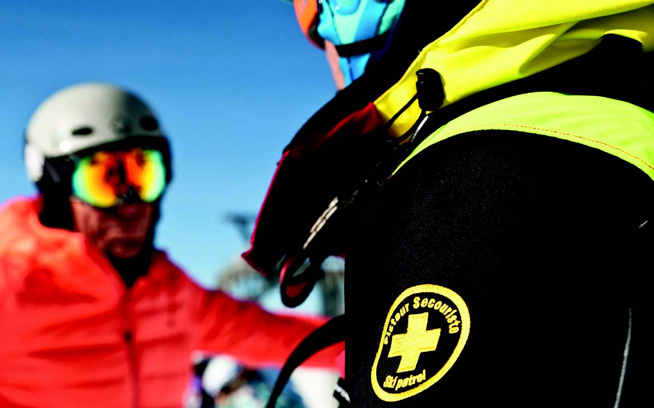 Femme habillé en jaune tenant le gouvernail d'un voilier